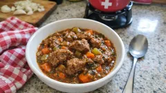 Agnello in umido: Zart geschmortes Lamm mit Weisswein, Kräutern und sämiger Sauce