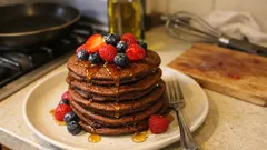 Kakao-Pancakes extra fluffig – mit Eischnee-Trick und Beeren obendrauf