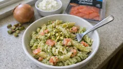 Cremige Pasta mit Räucherlachs und Pistazien – ohne Rahm, in 20 Minuten